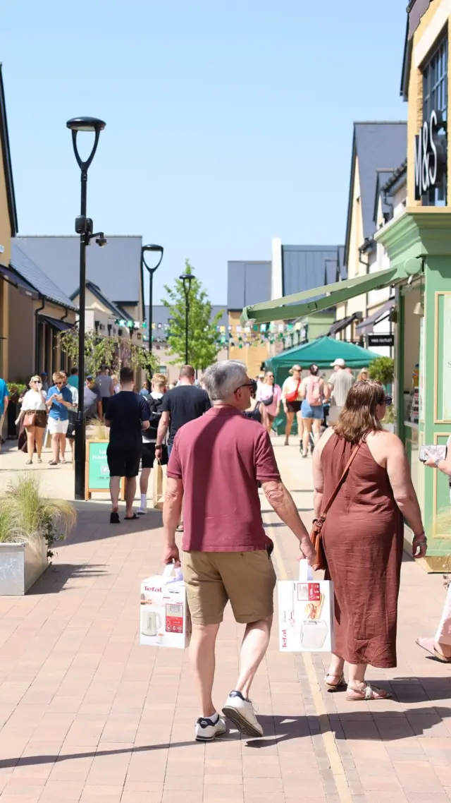 9 seconds of a very sunny Bank Holiday Monday ☀️

🏷️
Fresh strawberries | Face painting | Willow wands | Free family activities | Gloucestershire day out | Outlet shopping | Tewkesbury | Cotswolds Designer Outlet | Bank Holiday