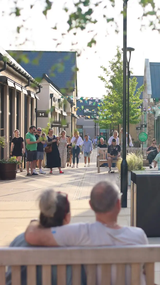 Hiding from the heatwave? ☀️

Join us this Thursday evening from 5-8 and take advantage of our air conditioning, shaded seating, live music, pop-up bar, prize giveaways and our year round breeze 💨🎶

🏷️
Live after five | Live music | Saxophonist | Retro bar | Deckchairs | Summer breeze | June heatwave