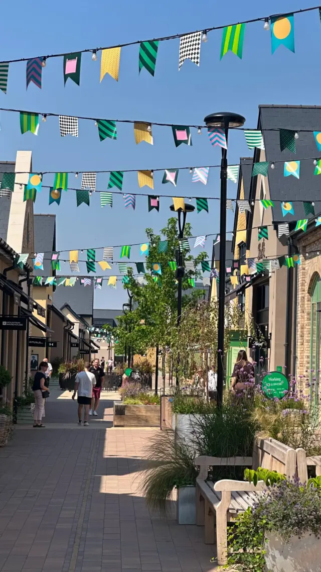 Sometimes when the sun is out, only a cold treat will do… 

🍦 @tpatisseriebox 

🏷️
Outlet shopping | Gelato | Patisserie | Handmade in Gloucestershire | British heatwave | Cotswolds Designer Outlet