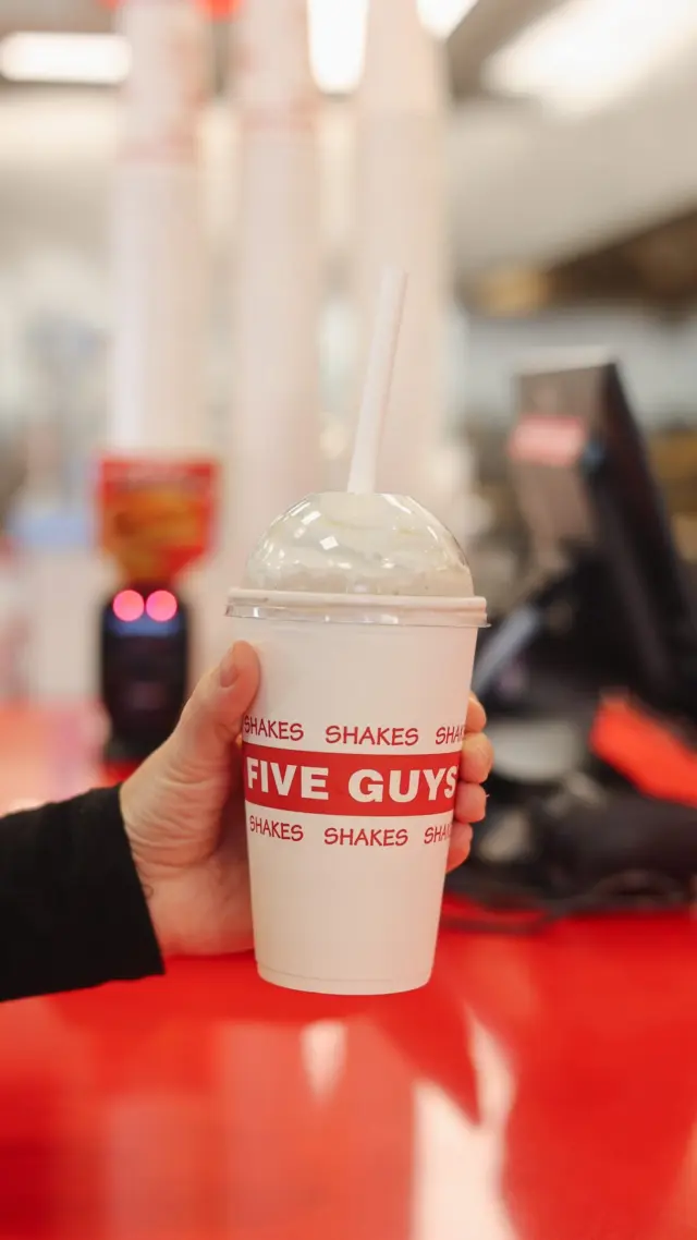 We heard the new M&Ms limited edition milkshake had landed in @fiveguysuk so we had to check it out for ourselves, for research purposes of course… 🤤

🏷️
Five Guys | milkshake flavours | limited edition | Cotswolds Designer Outlet | New menu | M&Ms | Chocolate milkshake | Cotswold foodie